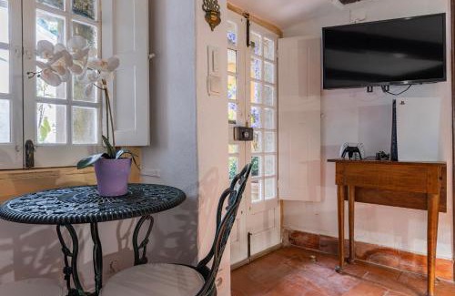 Sintra Bed & Breakfast | Small Cozy Room in Palace Patio with Hot Tub and Snooker - Sintra WOW