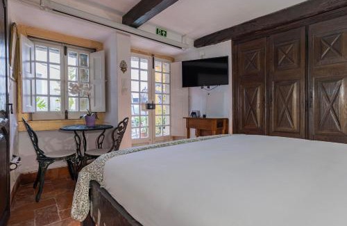 Sintra Bed & Breakfast | Small Cozy Room in Palace Patio with Hot Tub and Snooker - Sintra WOW
