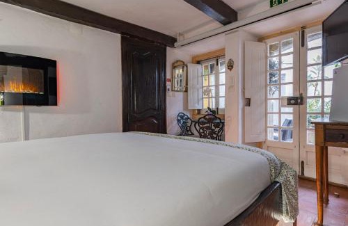 Sintra Bed & Breakfast | Small Cozy Room in Palace Patio with Hot Tub and Snooker - Sintra WOW
