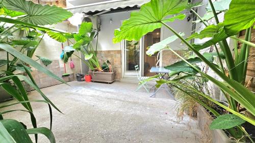 Kypseli Apartment | Smart Cozy Studio at Athens 30 Sqm with yard semi-basement