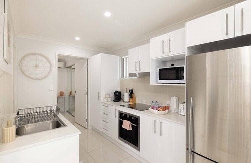Rocklea Apartment | Smart Suites Self Check-in Apartments - 39A Freney