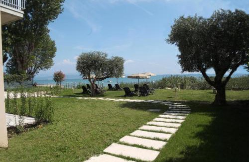 Sirmione Apartment | Smeraldo dip Villa Canneto