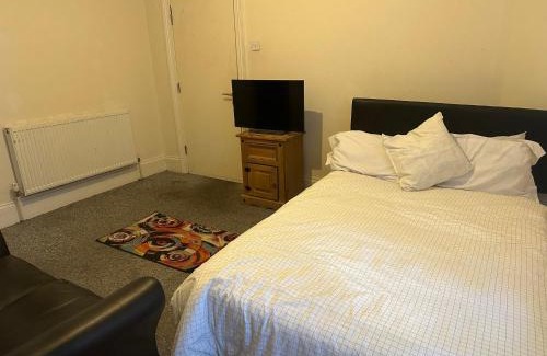 Smethwick Apartment | Smethwick Birmingham Cosy Spacious Bedroom - Free WiFi & Parking