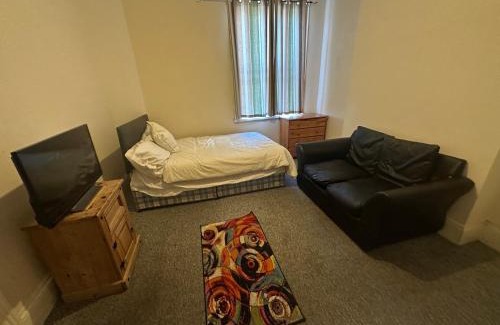 Smethwick Apartment | Smethwick Birmingham Cosy Spacious Bedroom - Free WiFi & Parking