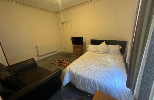 Smethwick Apartment | Smethwick Birmingham Cosy Spacious Bedroom - Free WiFi & Parking