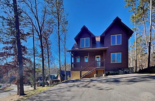 Gatlinburg - Pigeon Forge Cabin | Smoky Poolside Chalet