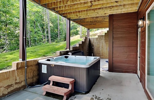 Gatlinburg - Pigeon Forge Cabin | Smoky Poolside Chalet