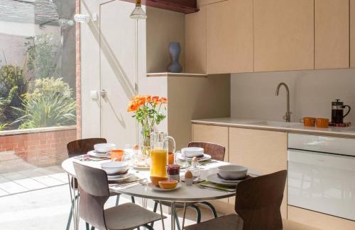 Margate Old Town House | Smugglers Cottage - Unique Old Town Stay