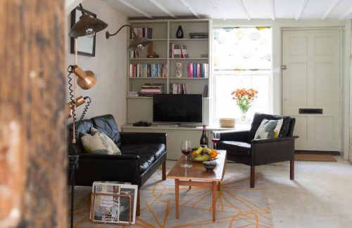 Margate Old Town House | Smugglers Cottage - Unique Old Town Stay