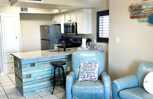Gulf Shores Condo | Snowbird Specials - Gulf Shores Gulf front Corner Condo w/balcony
