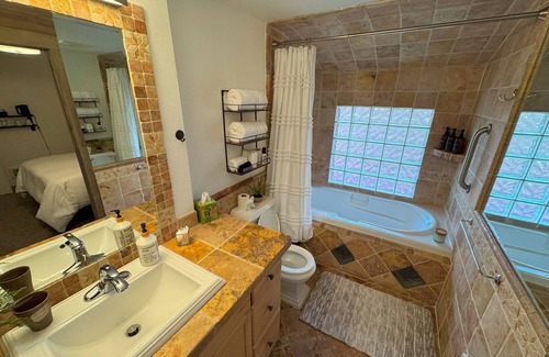 Leavenworth Hotel | Snowcreek Suite BnB - Ponderosa - Hot Tub