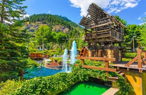 Downtown Leavenworth Apartment | Snowstorm Studio at Icicle Village with pool and hot tub