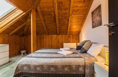 Brasov Apartment | Snug Apartments - Private Parking near DownTown