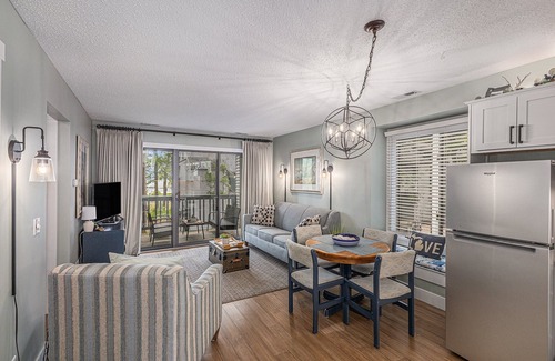 Acme Condo | ποΈ Snug Lake View Condo @ The Shores | Beach Views + Deck + Champagne Welcome β 5689