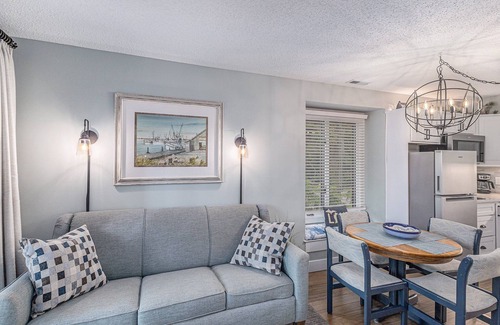 Acme Condo | ποΈ Snug Lake View Condo @ The Shores | Beach Views + Deck + Champagne Welcome β 5689