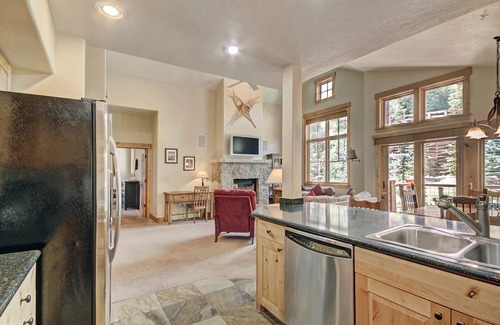 Breckenridge Condo | Soaring Ceilings + Mins To Gondola/apres-ski - 2br Sleeps 6 2 Bedroom Townhouse by RedAwning
