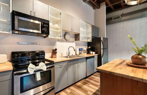Old City Apartment | Soaring Designer Ceiling Condo near Market Square