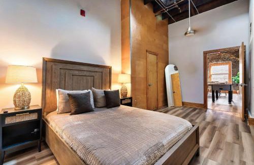 Old City Apartment | Soaring Designer Ceiling Condo near Market Square