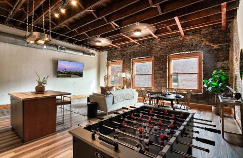 Old City Apartment | Soaring Designer Ceiling Condo near Market Square