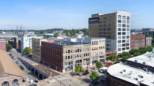 Old City Apartment | Soaring Designer Ceiling Condo near Market Square