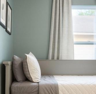 South Manchaca House | SoCO Playful Home, Yard, Hammock, FirePit, Comfy Beds