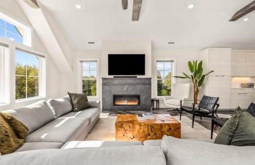 Whalehead Beach House | Sojourn Aurora 7 BR Pool & Hot Tub