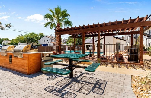 South Lamar Apartment | Sola Cozy 1BR King Suite Close to DT w Pool