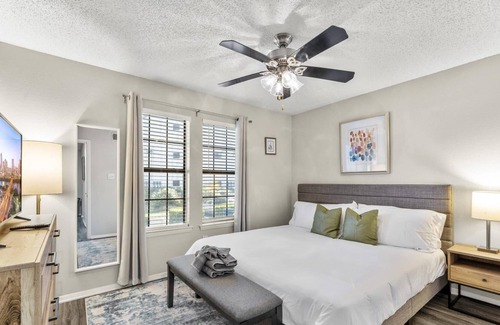 South Lamar Apartment | Sola Cozy 1BR King Suite Close to DT w Pool
