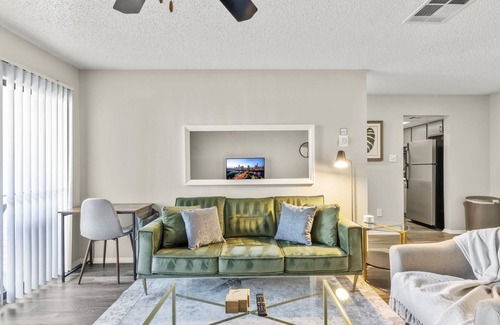 South Lamar Apartment | Sola Cozy 1BR King Suite Close to DT w Pool
