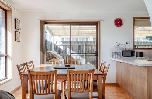 Dromana House | Solander's Retro Residence - By the Beach Group Stay