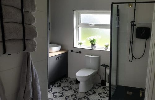 Mountshannon House | Solas na Gealai, entire house, sleeps 8