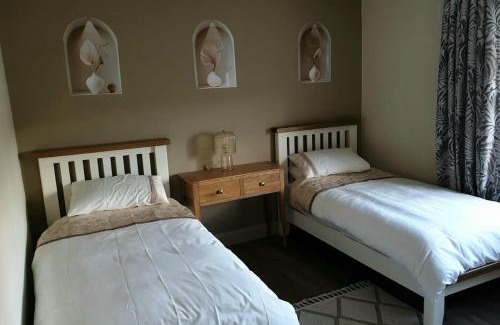 Mountshannon House | Solas na Gealai, entire house, sleeps 8