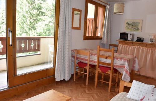 Pralognan-la-Vanoise Apartment | Soleil, Balcon et Confort au Centre de Pralognan - 2 Chambres pour 4 Personnes - FR-1-464-112