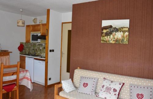 Pralognan-la-Vanoise Apartment | Soleil, Balcon et Confort au Centre de Pralognan - 2 Chambres pour 4 Personnes - FR-1-464-112