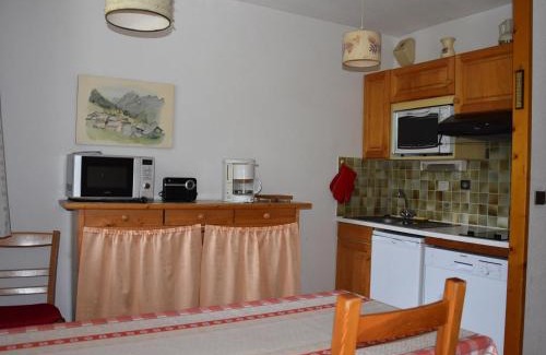 Pralognan-la-Vanoise Apartment | Soleil, Balcon et Confort au Centre de Pralognan - 2 Chambres pour 4 Personnes - FR-1-464-112