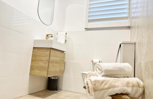 Towradgi Apartment | Solhaus - Modern 1BR by Towradgi Beach