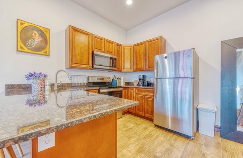 West Poplar Apartment | Sosuite 2BR Apt w W D Gym On-site Restaurant