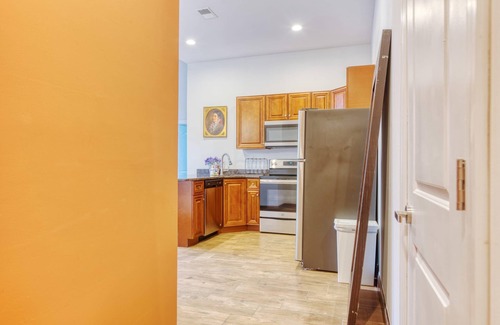 West Poplar Apartment | Sosuite 2BR Apt w W D Gym On-site Restaurant