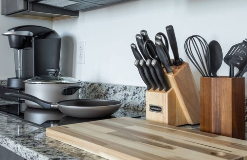 West Poplar Apartment | Sosuite 2BR Apt w W/d, Gym, On-site Restaurant