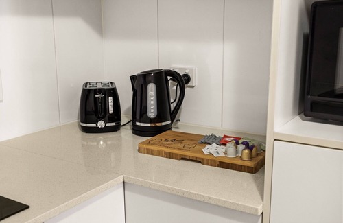 South Brisbane Apartment | South Brisbane 2BR Apt with Gym & Sauna Access