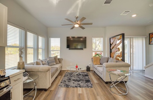 South Houston Apartment | South Houston Townhome w/Patio & Gas Grill!