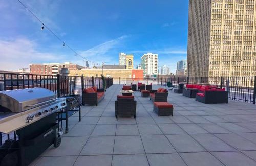 Near South Side Apartment | South Loop 2BR Getaway with Smart TVs & Optional Parking Near McCormick Place, Museum Campus & Downtown