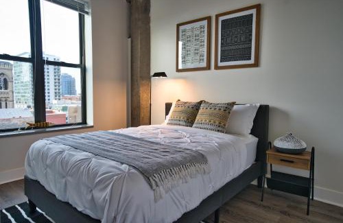 Near South Side Apartment | South Loop 2BR Getaway with Smart TVs & Optional Parking Near McCormick Place, Museum Campus & Downtown