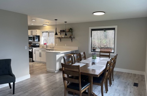 Mount Vernon Cabin | South Skagit Sahale Chalet with views 8 minutes from downtown