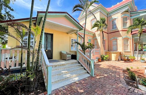 Uptown - Upper Duval Hotel | Southernmost House