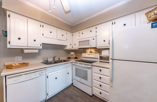 Morehead City Condo | Southwinds F10 Oceanfront Complex Direct Oceanfront