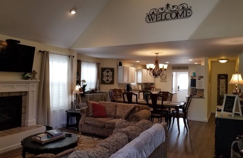 Lincoln Beach Cottage | Spa, Game room, Pool table, Short walk to beach through beautiful neighborhood!