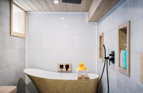 Parkdale Apartment | Spa Oasis in Toronto's Heart-Free Parking! and Pet Friendly