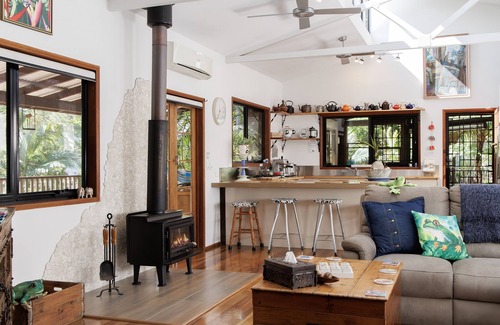 Doonan House | Spa with beautiful view, cozy fireplace - Beach 10 km - Eumundi Markets 6 km