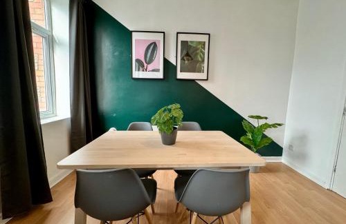 Plasnewydd Apartment | Space for groups, 10 mins from Queen St!